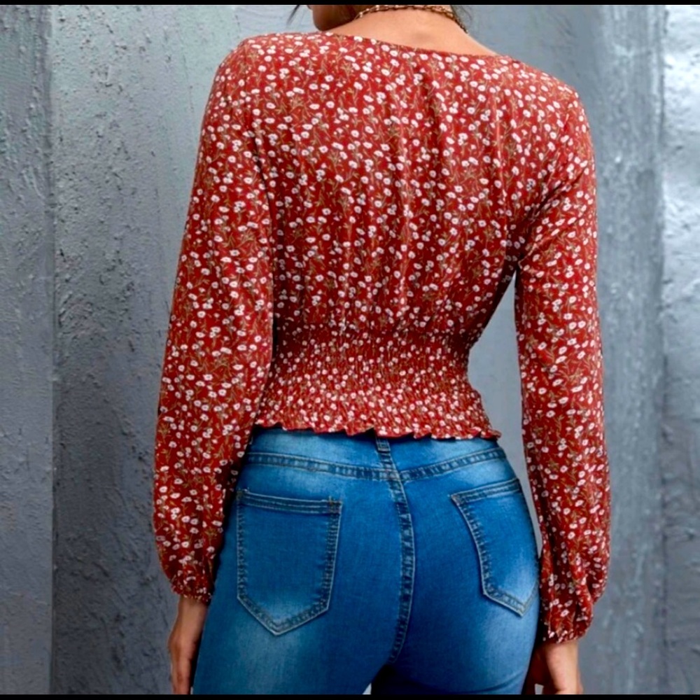 Beautiful blouse. - Picture 3 of 5